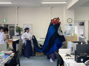 事務所で獅子舞