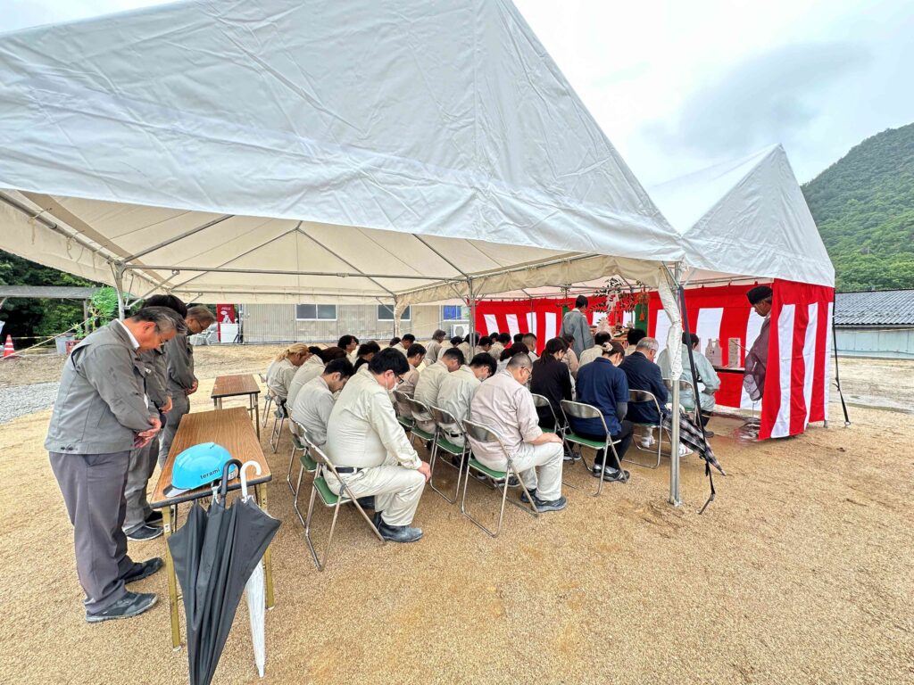 お客様お会社事務所新築工事の地鎮祭の様子